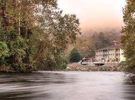 Best Western Plus River Escape Sylva / Dillsboro, hotel din Dillsboro