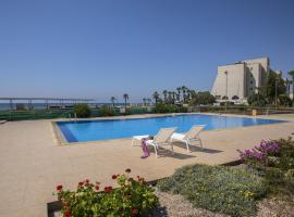 Larnaca Sunshore Beachfront Suite, hotel v mestu Voroklini