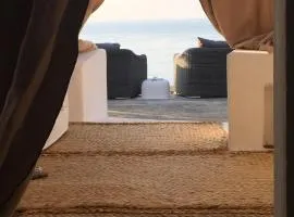 Dammuso dei Turchi by the ocean