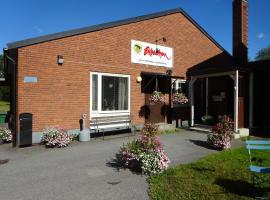 Ekbackens Vandrarhem, hotel com estacionamento em Katrineholm