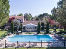 SOWELL HOTELS Domaine de la Petite Isle, hotel v destinácii LʼIsle-sur-la-Sorgue