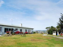 Surat Bay Lodge by the Sea/Backpackers Hostel, hotel in Owaka