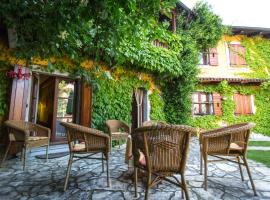 Rozina Vacation House، فندق مع موقف سيارات في Pliskovica