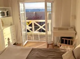 Zimmer mit Bad und Balkon