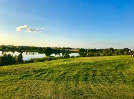 Agroturystyka nad jeziorem Silickim Ilińscy, hotel amb aparcament a Silice