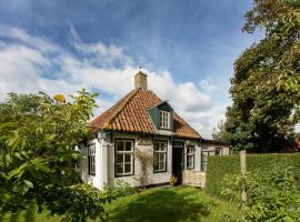 Fairytale Cottage in Nes Friesland with garden, מלון בנס