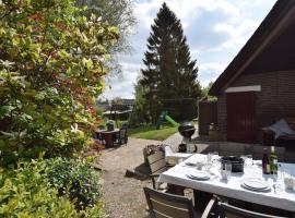 Quaint Farmhouse near River in Oosterwijk – hotel z parkingiem w mieście Heukelum