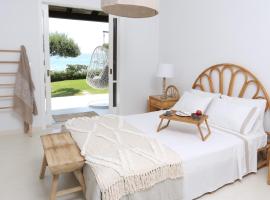 Seafront Calista Beach House With Garden, holiday home in Glyfada