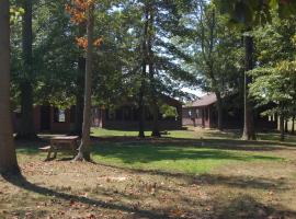 Indian Lakes Camping Resort, hotel di Batesville