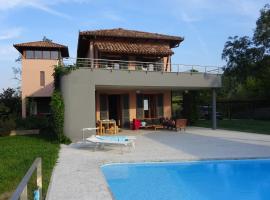 Villa Architetti Piemonte, Beautiful 5 bedroom, six bathroom Private Villa with Infinity Pool and Bar, perfect for families, holiday home in Calamandrana