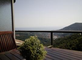 Tigullio Vacations: lo Chalet sul Mare，Leivi的木屋