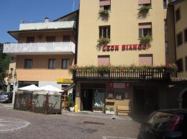 Albergo Leon Bianco, hotel v destinaci Moggio Udinese