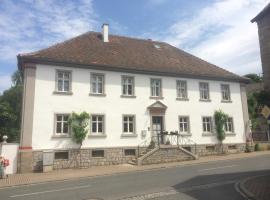 Ferienwohnungen im SCHUL & RATHHAUS Obervolkach, cheap hotel in Volkach