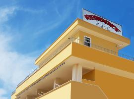 Residence Menè, hotel con estacionamiento en Ardea
