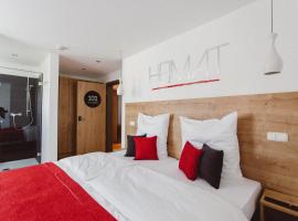 HEIMAT | Hotel & Boarding House، فندق مع موقف سيارات في ماينبورغ