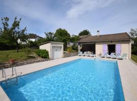 Detached villa in a small villa estate with private swimming pool, hotell i Ruoms