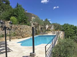 Beautiful holiday home with private pool, hotel in Ampus