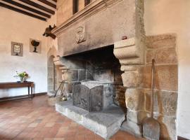 Authentic manor house with terrace and pond, hôtel à Plougonven