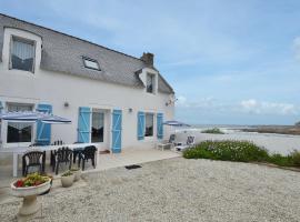 Saint-Guénolé에 위치한 호텔 Beautiful holiday home by the sea in Penmarch