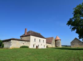 Vintage Mansion in Moussy France with Large Garden, hotel with parking in Crux-la-Ville