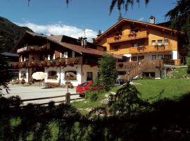 Hotel Camoscio, hotel em Rocca Pietore
