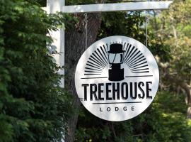 Treehouse Lodge, värdshus i Woods Hole