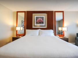 Holiday Inn Niagara Falls-By the Falls, an IHG Hotel، منتجع في شلالات نياجارا