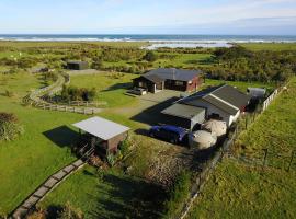 Koru Beachfront Holiday Cabins & Hot Tub, ubytování v soukromí v destinaci Barrytown
