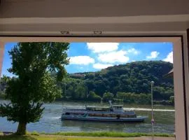 Haus am Ufer mit Rheinpanoramablick