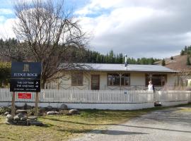 Judge Rock Exclusive Vineyard Cottage Accommodation, holiday home in Alexandra