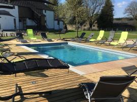 Spacious Holiday Home La Roche en Ardenne with Pool โรงแรมที่มีที่จอดรถในBeausaint