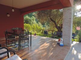 Adorable Holiday Home in Santa Lucia with Swimming Pool, hotel in Sessa Cilento