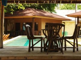 Melina Beach Front Bungalows, hotel with parking in Tha Lane Bay