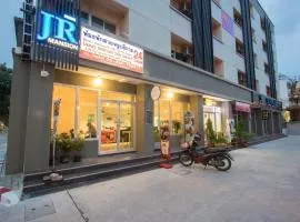 Jr Mansion On Nut Soi 25