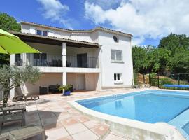 Peaceful villa with private pool, hotel in Courry