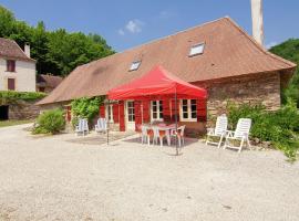 Beautiful vacation home with swimming pool, hotel v mestu Saint-Médard-dʼExcideuil