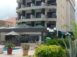 Holiday Suites Hotel & Beach Resort, hotel di Jounieh