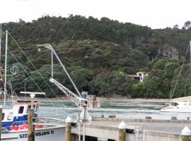 Mooring Lane Lodge, chalet a Whitianga