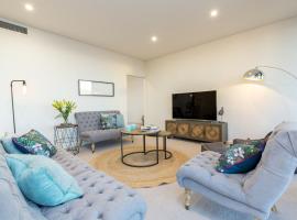 Luxury Four Bedroom Apartment with Swimming Pool, luksushotel i Wagga Wagga