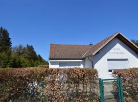 Absolute holiday house at the edge of the forest, orlofshús/-íbúð í Leideneck