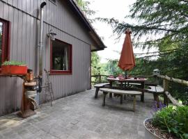 Chalet in a green and peaceful environment, hotell i Houffalize