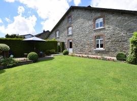 Old farmhouse carefully restored in a peaceful Ardennes village, hotel en Jehonville
