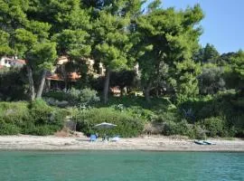 Halkiddiki-Kassandra-Mola Kalyva Traditional House in front of the sea