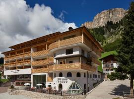 Mountain Hotel Mezdì โรงแรมในโคลฟอสโก