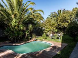 Le Petit Chateau Guest House, bed and breakfast a Durbanville