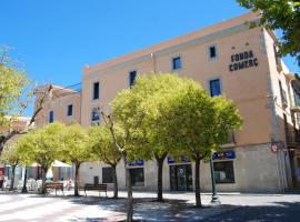 Apartaments Fonda Comerç, hotel cerca de Museo del Mediterráneo, Torroella de Montgrí