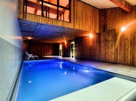 Holiday home with pool near park and ski area, hotel v mestu Xhoffraix