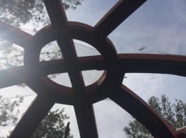 La yourte de Nîmes, sauna, spa , jacuzzi piscine et aire de jeux privatif