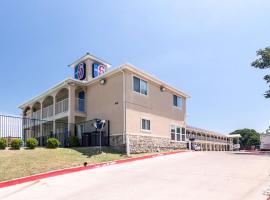 Motel 6-Azle, TX, pet-friendly hotel sa Azle
