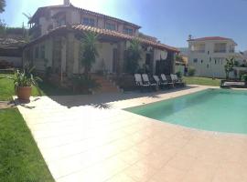 Amomos Villa with Swimming Pool, hotell i Nea Makri